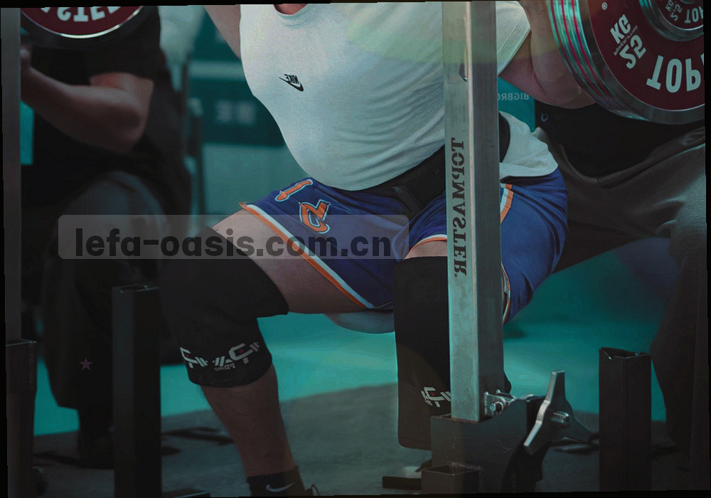 地铁车厢内多块设备屏幕发出的冷色光，乘客在移动中查阅条目