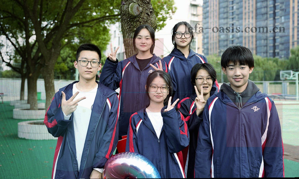 冷调桌面上封装好的信封与档案编号标签的特写